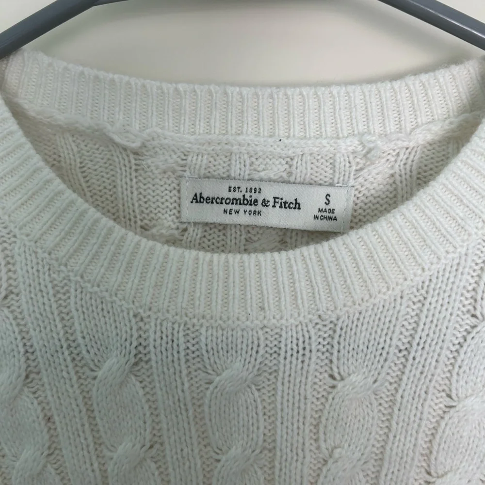 Vintage Abercrombie and Fitch cropped cable knit sweater - Picture 2 of 4